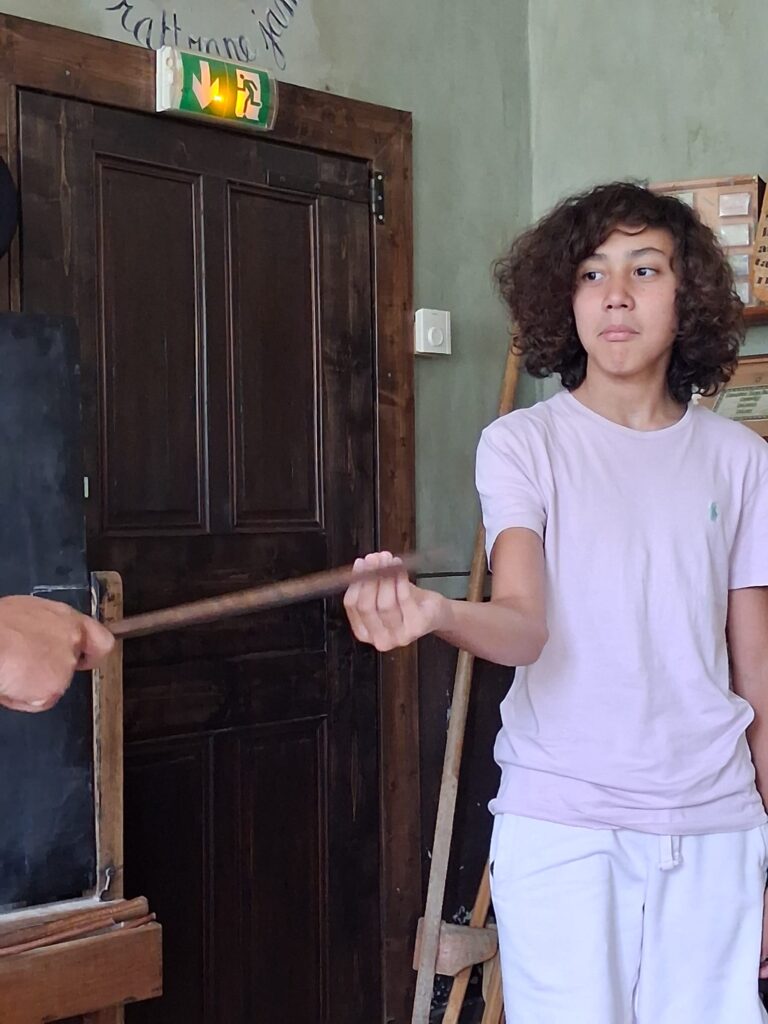 Les élèves de 4e remontent le temps à l'école d'autrefois 5 IMG 20260622 WA0005