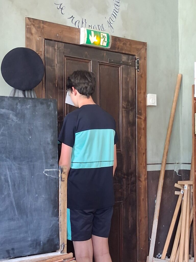 Les élèves de 4e remontent le temps à l'école d'autrefois 6 IMG 20260622 WA0007