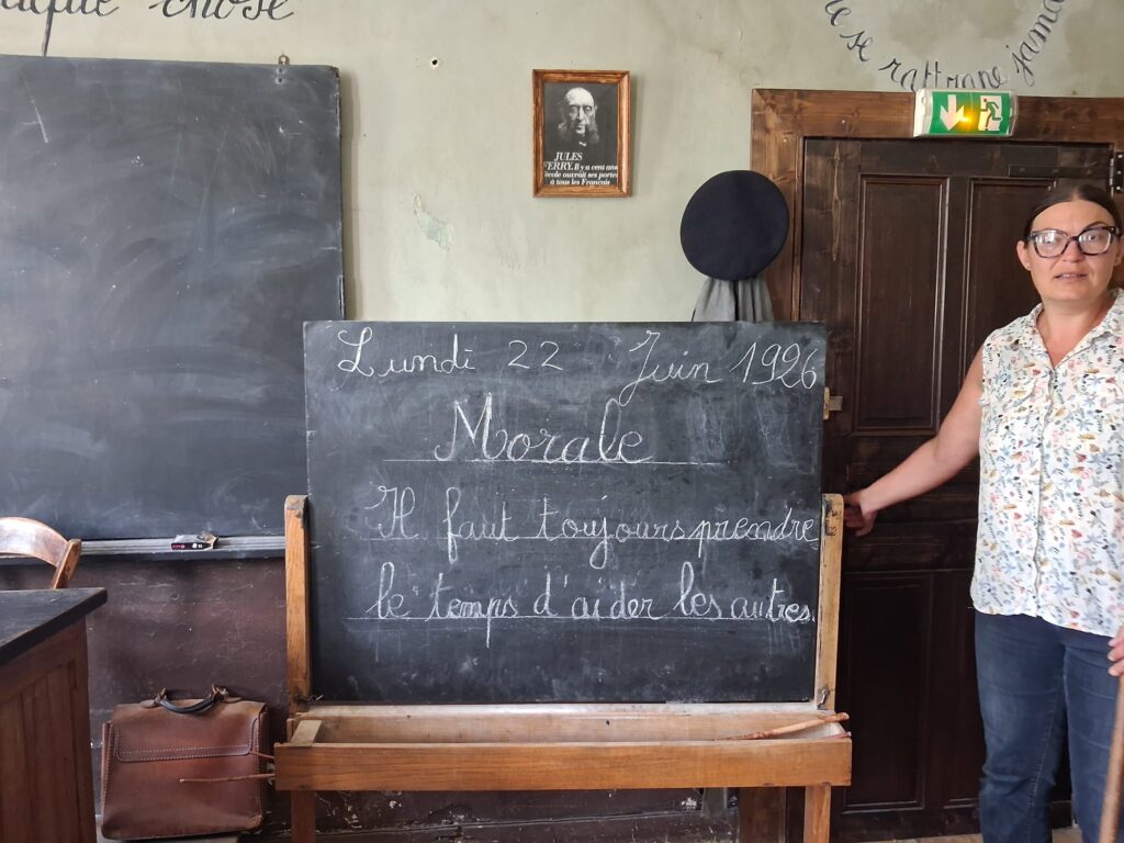 Les élèves de 4e remontent le temps à l'école d'autrefois 13 IMG 20260622 WA0014
