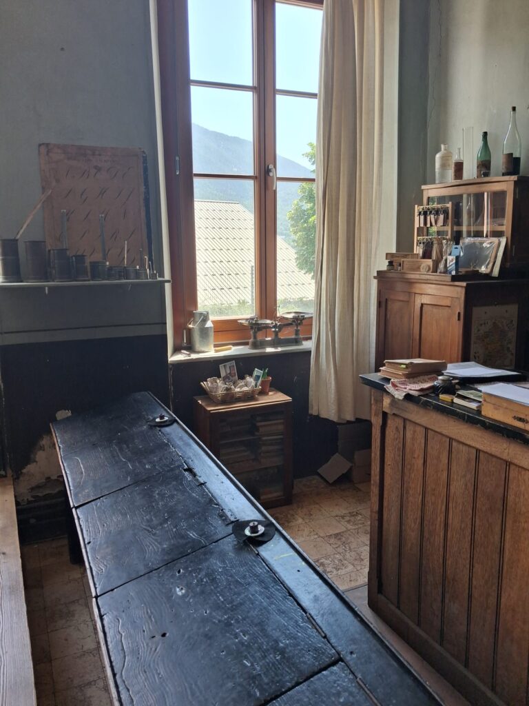Les élèves de 4e remontent le temps à l'école d'autrefois 14 IMG 20260622 WA0015