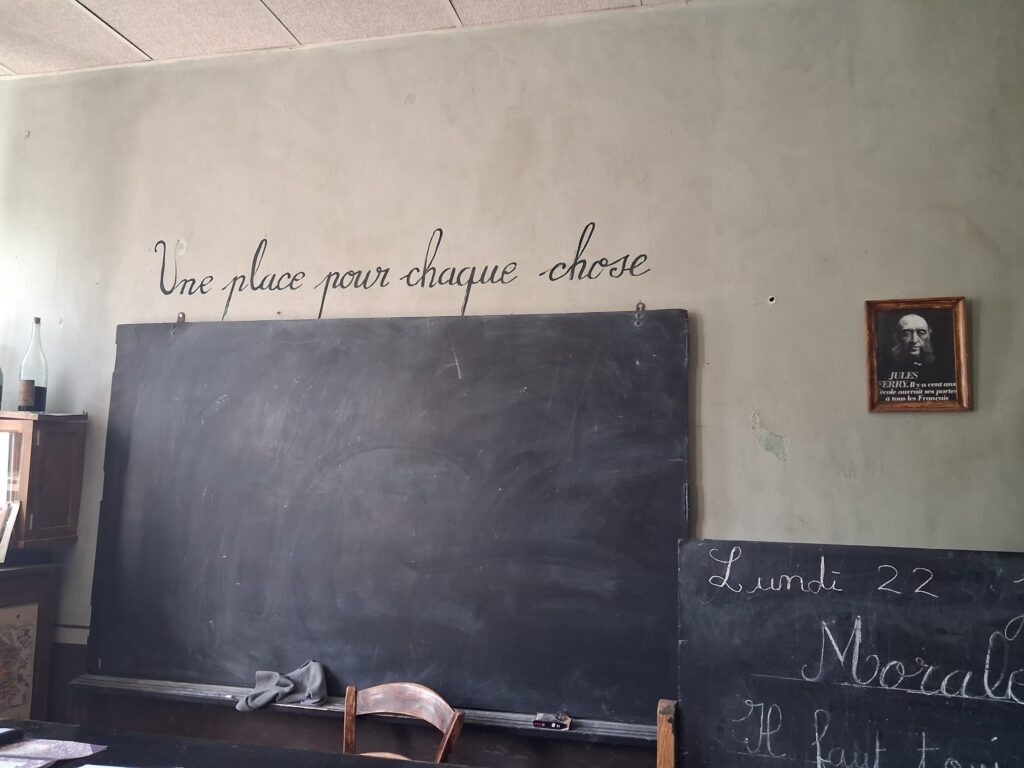 Les élèves de 4e remontent le temps à l'école d'autrefois 2 IMG 20260622 WA0017